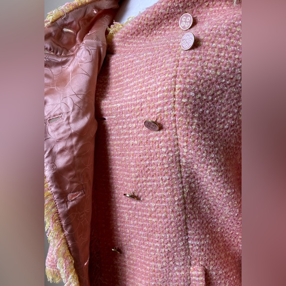 CHANEL Tweed Pick and Yellow Jacket - Picture 8 of 13